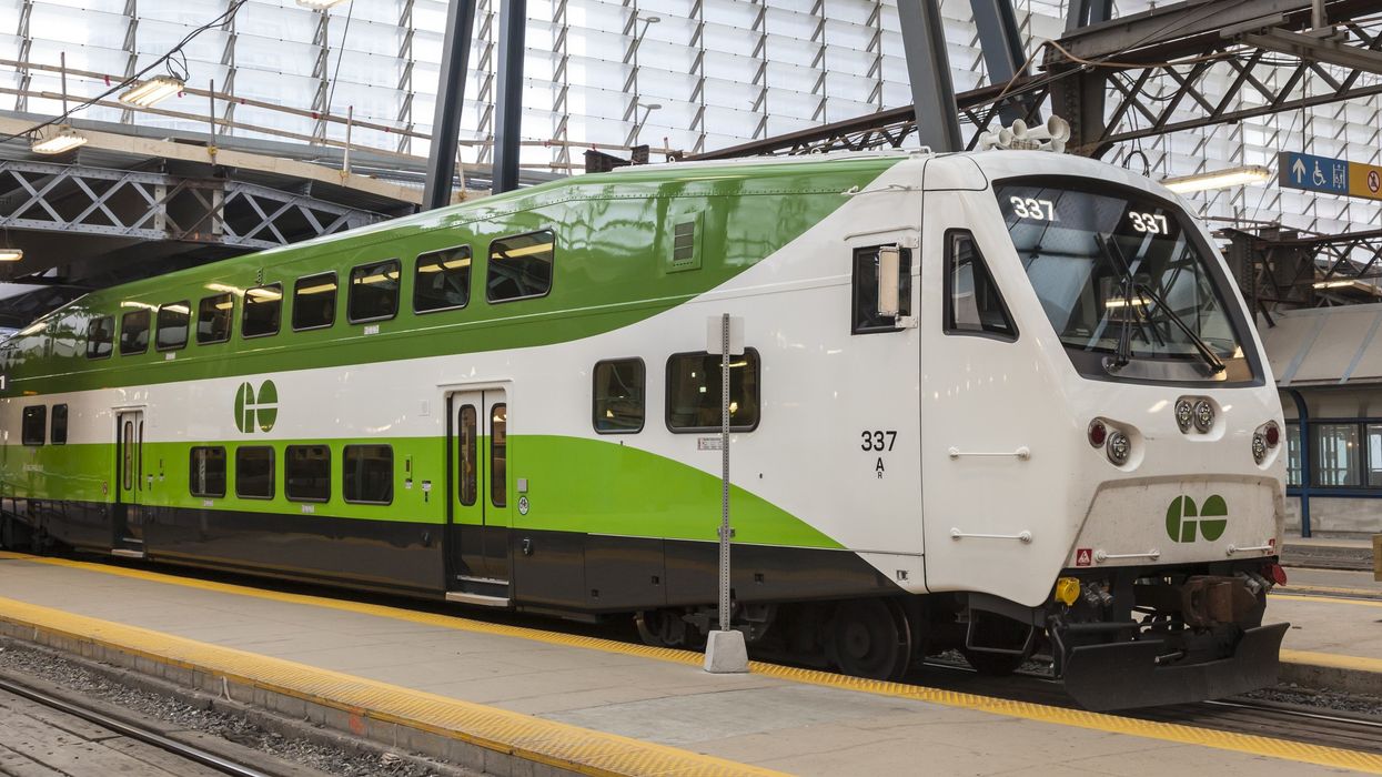 go train at toronto's union station