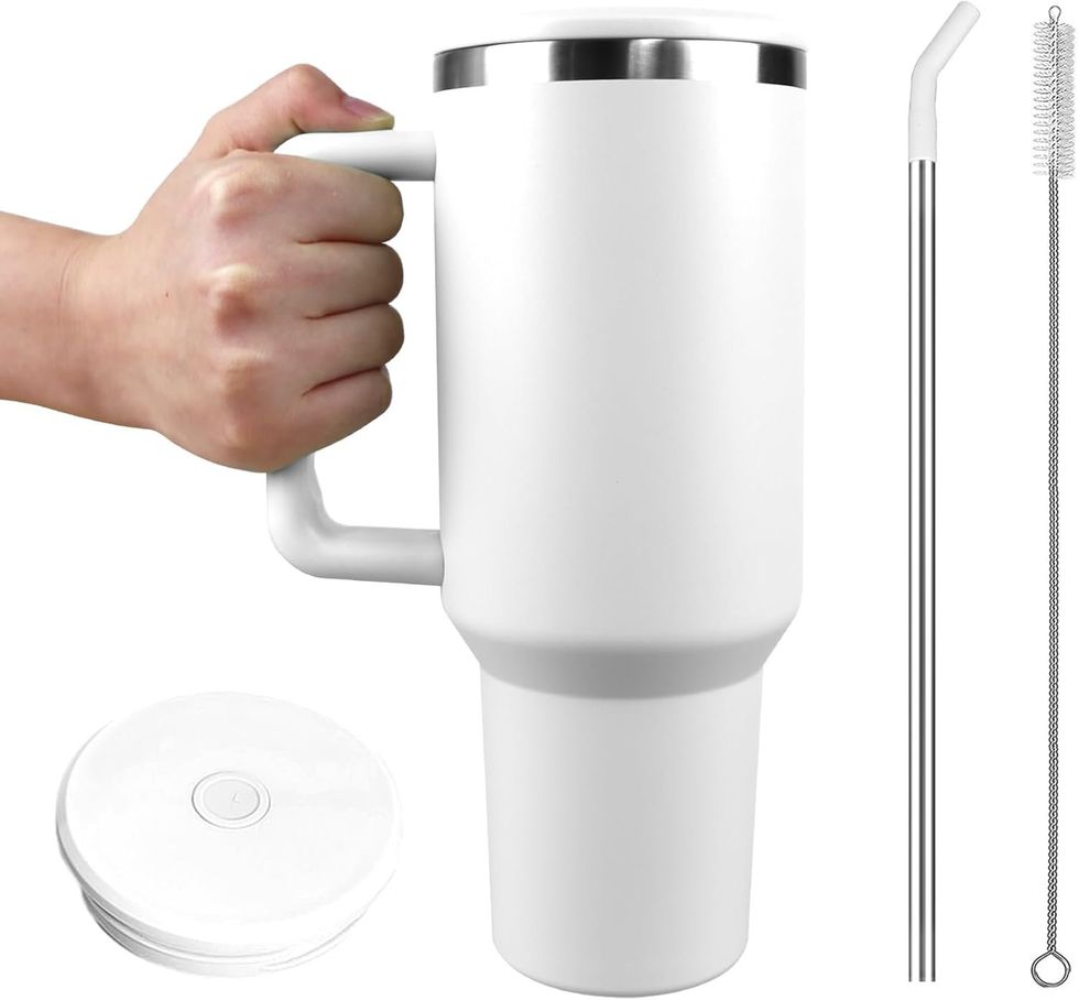 Gobelet avec paille et couvercle.