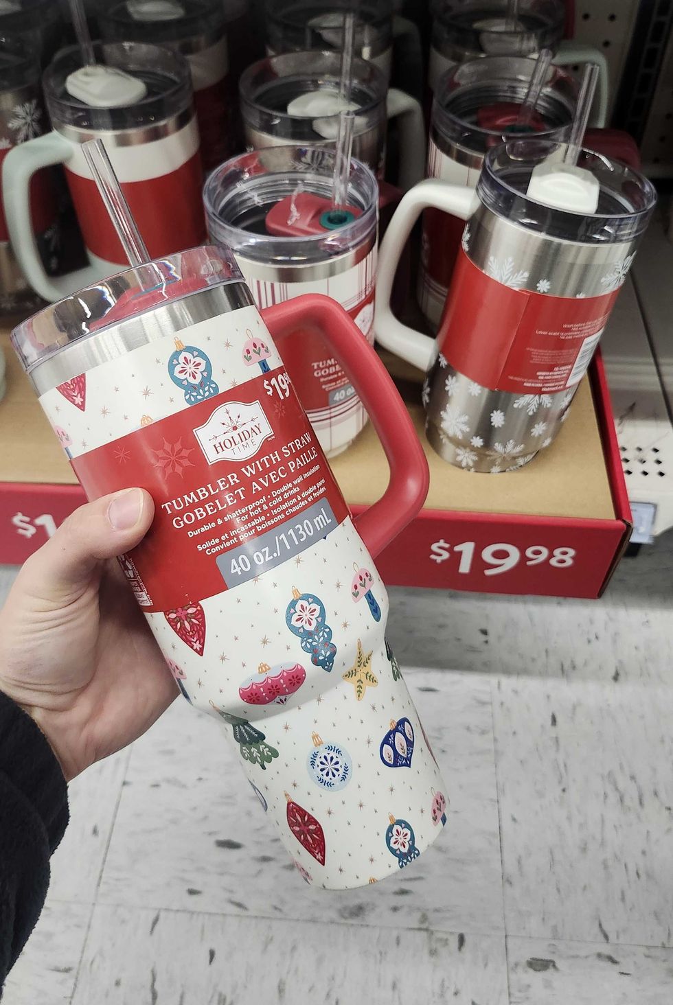 Gobelet isol\u00e9 avec paille \u00e0 motifs festif.