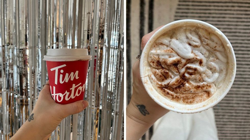 Gobelet Tim Hortons devant mur argent\u00e9. droite : latte Baileys du tim hortons vu d'en haut avec cr\u00e8me fouett\u00e9e