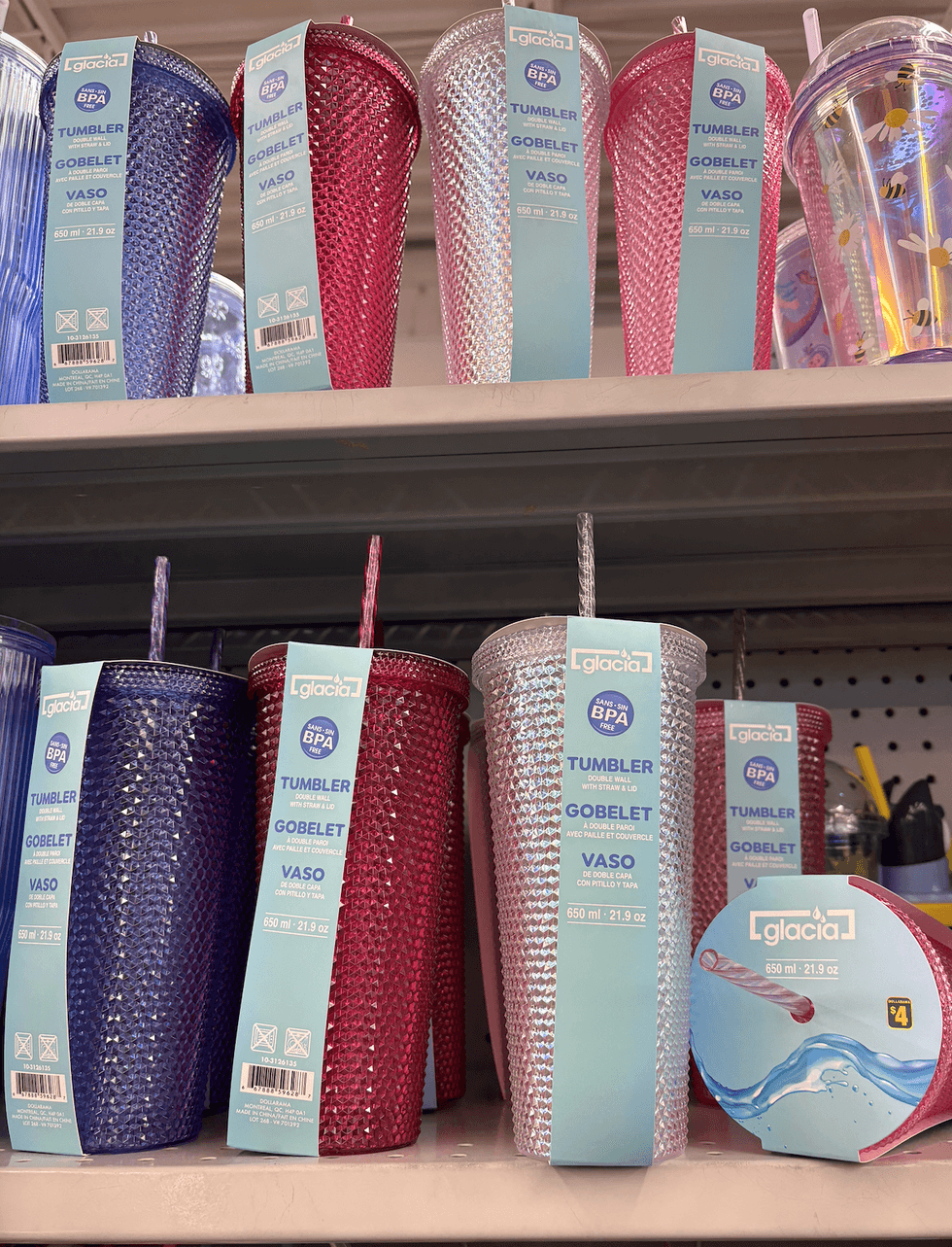 Gobelets brillants en plastique avec paille et couvercle sur les tablettes du Dollarama.