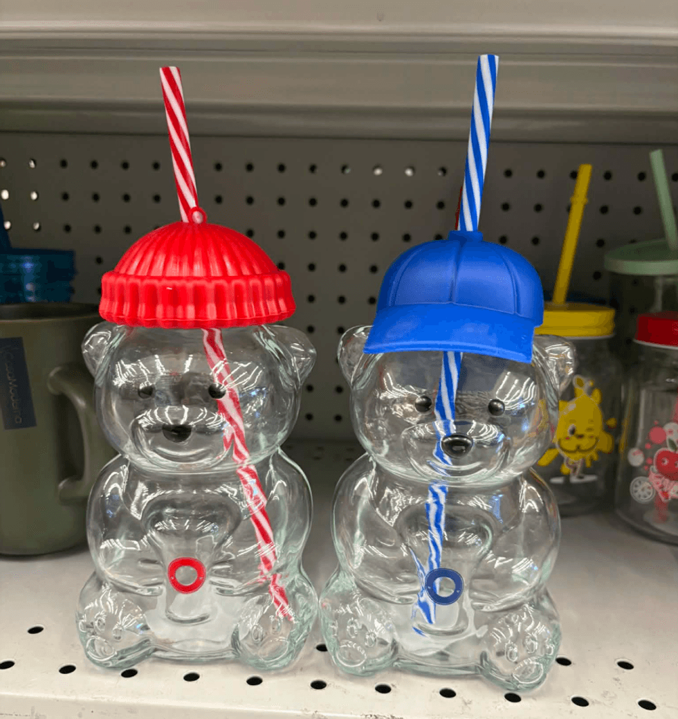 Gobelets en forme d'ours vendus chez Dollarama en rouge et en bleu.