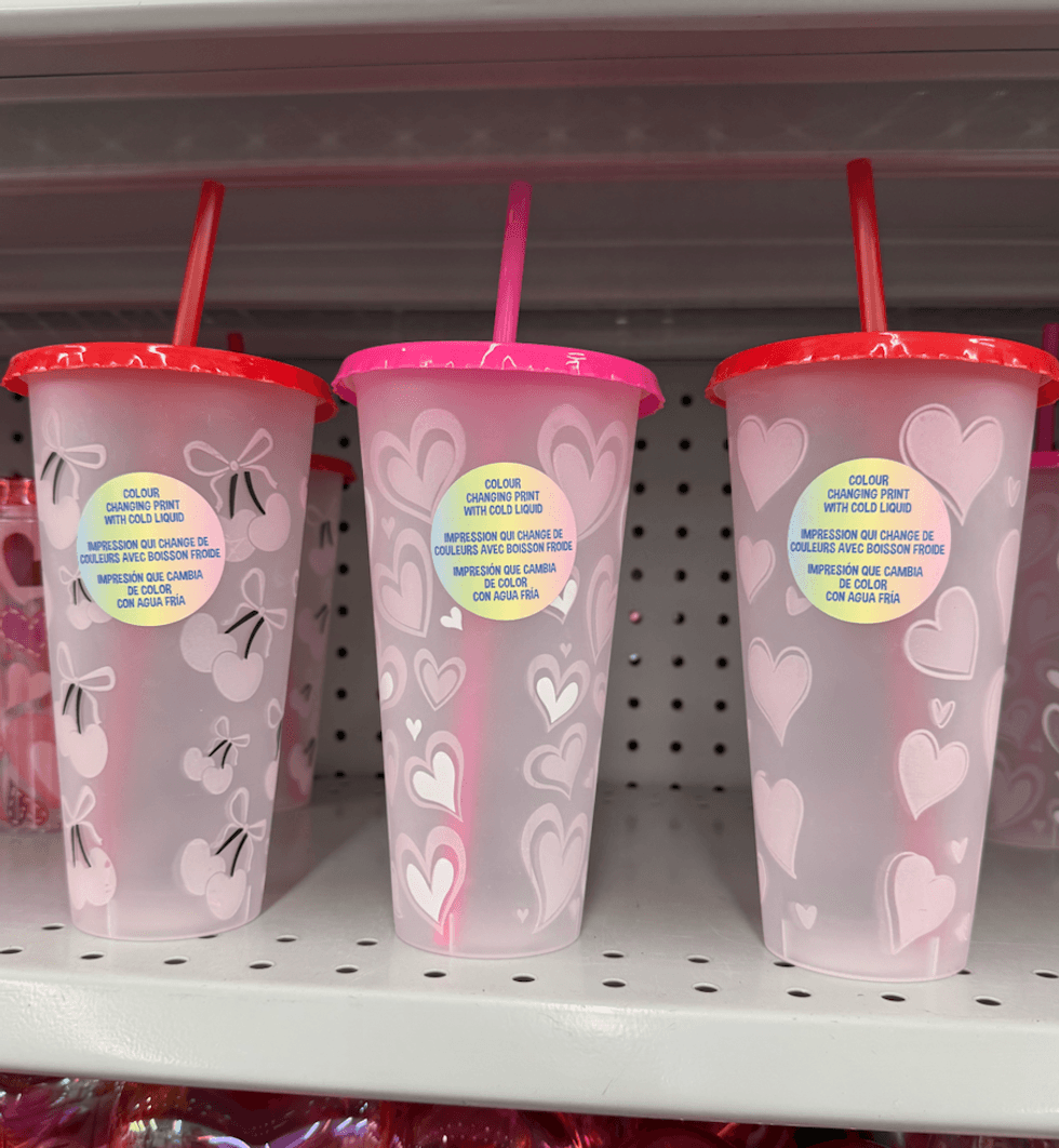 Gobelets roses avec imprim\u00e9s de c\u0153urs chez Dollarama.