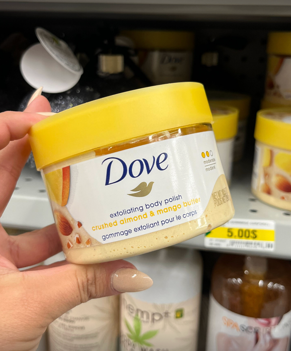 Gommage exfoliant pour le corps de Dove \u00e0 odeur de mangue et amande.