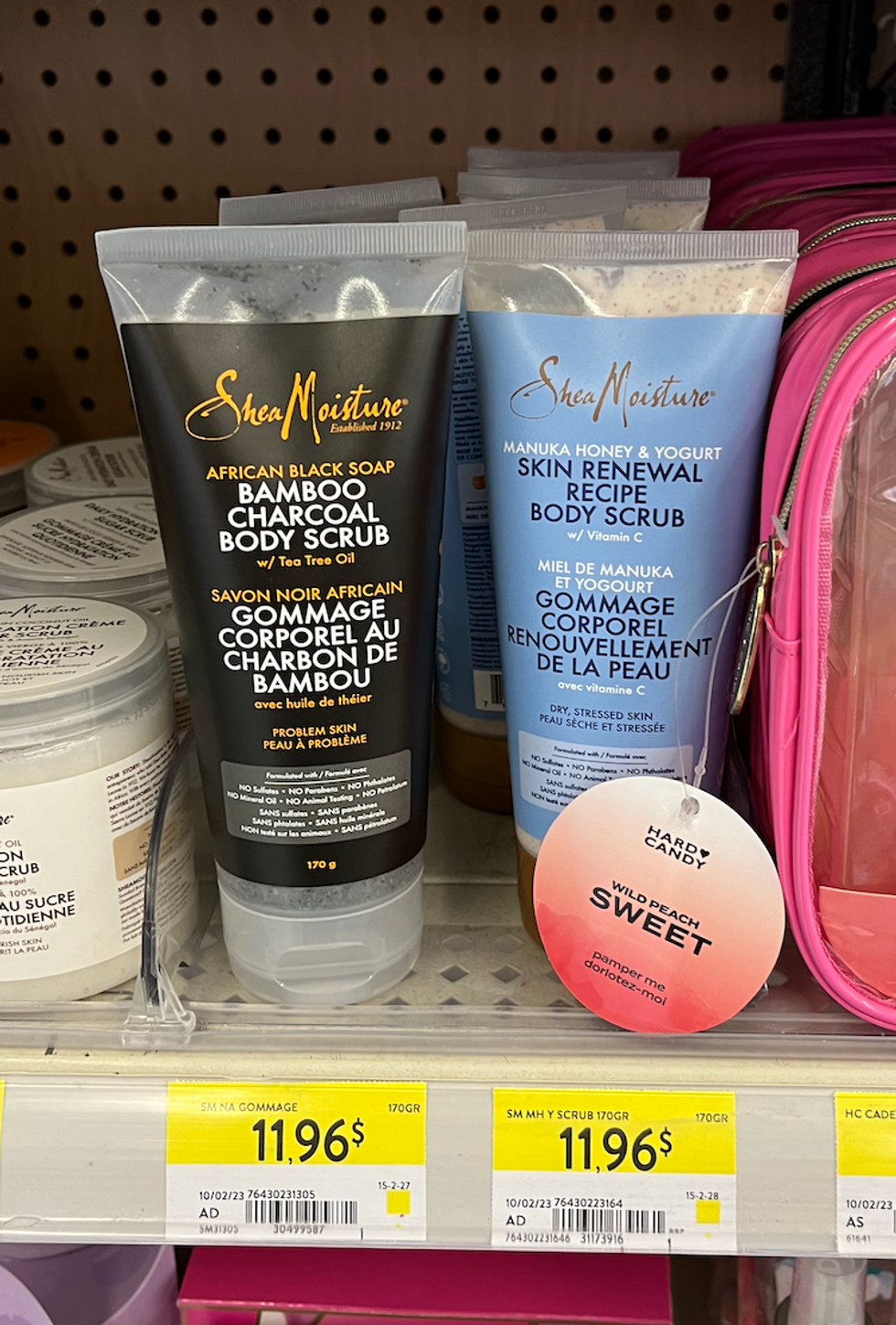 Gommage pour le visage sur une tablette.