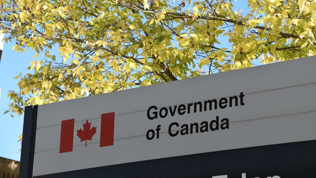 government of canada sign with canadian flag icon