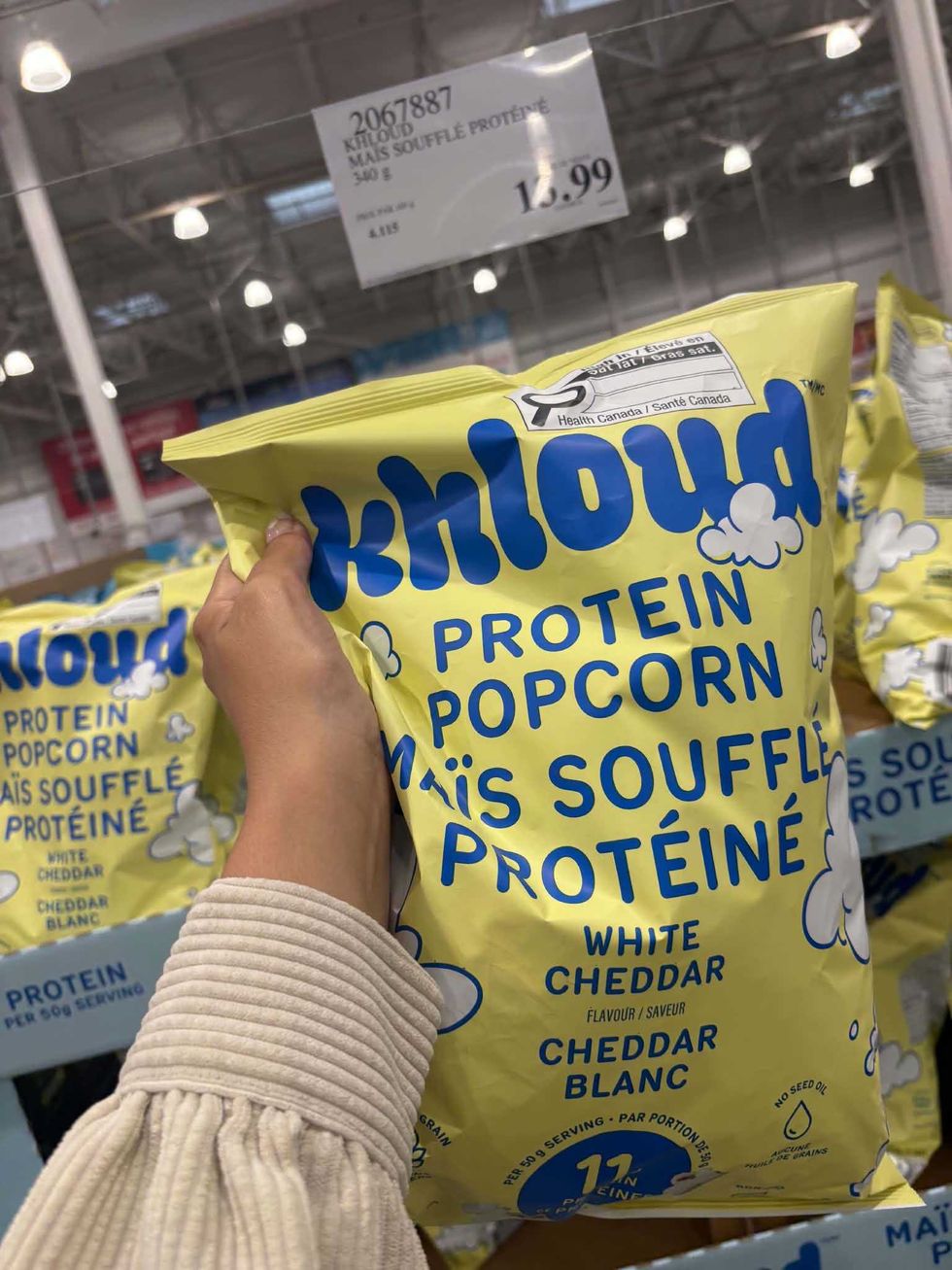 Grand sac de ma\u00efs souffl\u00e9 prot\u00e9in\u00e9 Khloud au cheddar blanc vendu au Costco.
