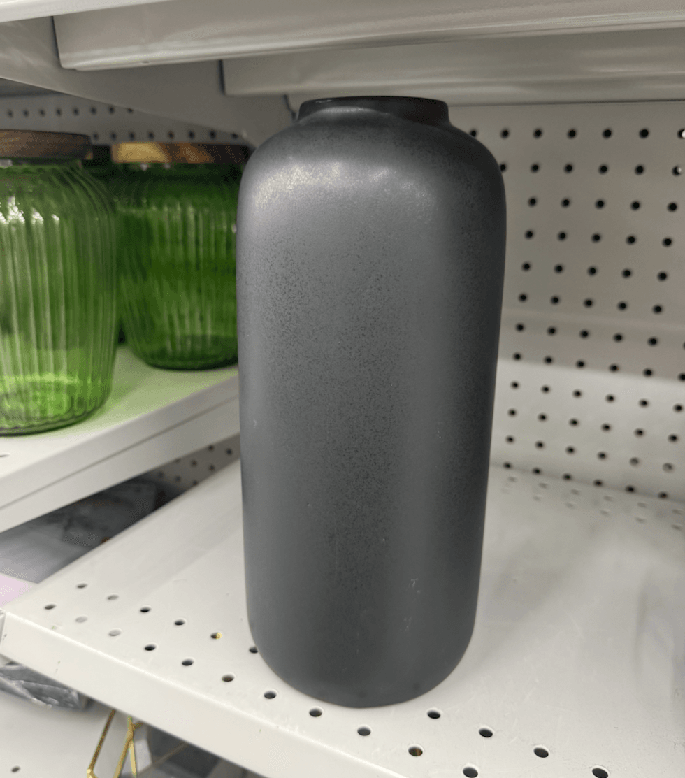 Grand vase noir sur les tablettes du Dollarama.