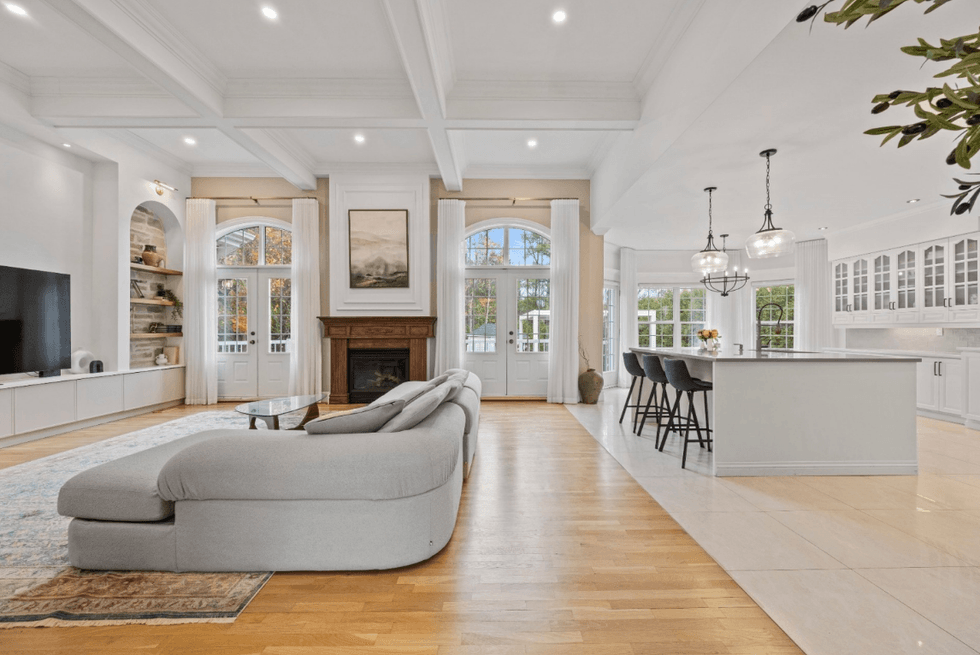 Grande aire ouverte au rez-de-chauss\u00e9e de la maison \u00e0 vendre.