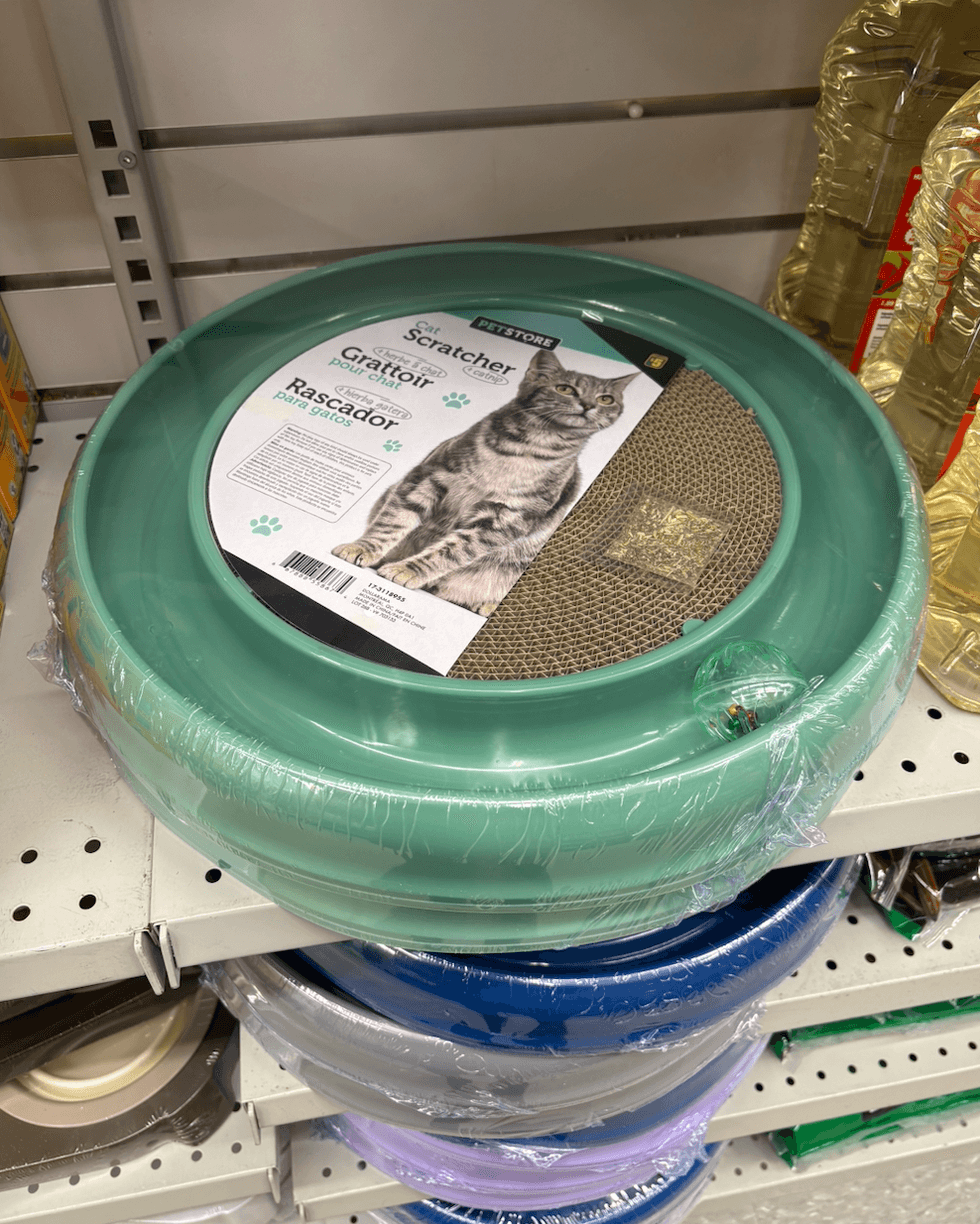 Grattoir pour chats en vente sur les tablettes du Dollarama.