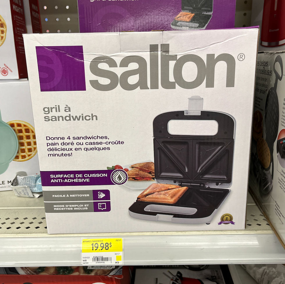 Gril \u00e0 sandwich sur une tablette.