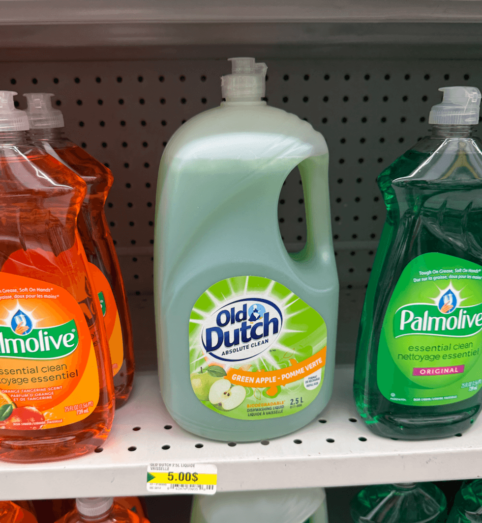 Gros contenant de 2,5 L de liquide \u00e0 vaisselle Old Dutch \u00e0 la pomme verte, vendu 5 $ chez Dollarama.