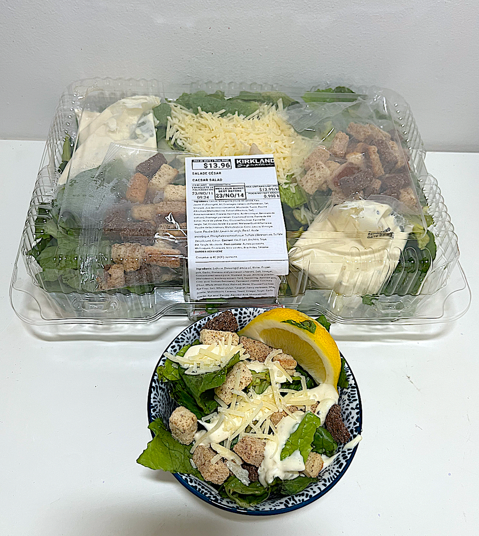 Gros plat rectangulaire en plastique de format familial rempli de \u200bsalade C\u00e9sar, avec un petit bol de salade C\u00e9sar.