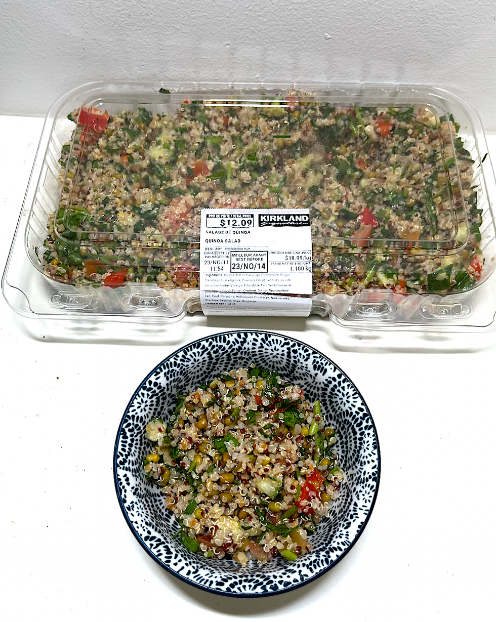 Gros plat rectangulaire en plastique de format familial rempli de \u200bsalade de quinoa, avec un petit bol de salade de quinoa.