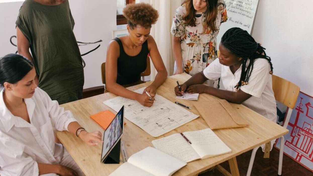 Groupe de femmes en réunion.