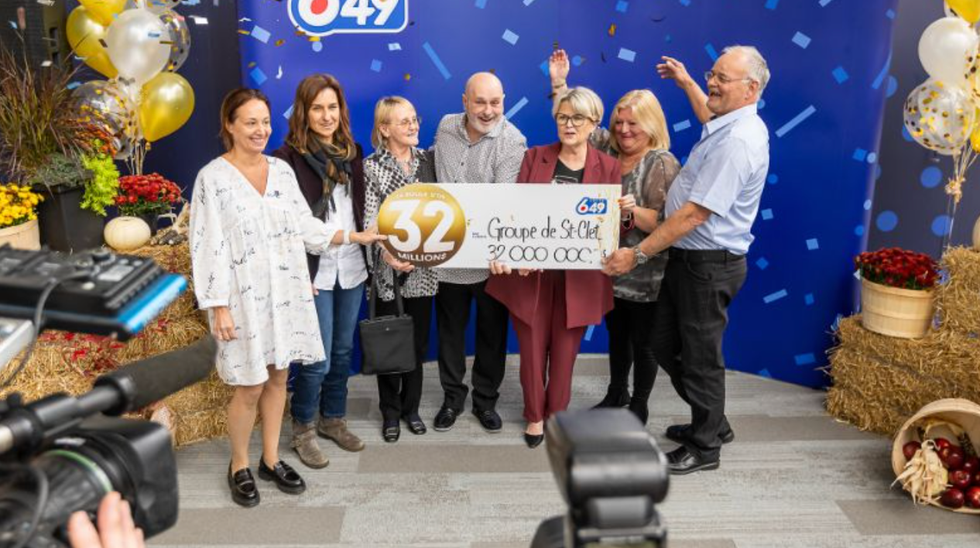 Groupe de gagnants et gagnantes du Lotto 6/49.