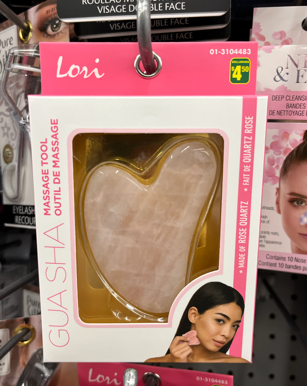 Gua sha fait de quartz rose au Dollarama.