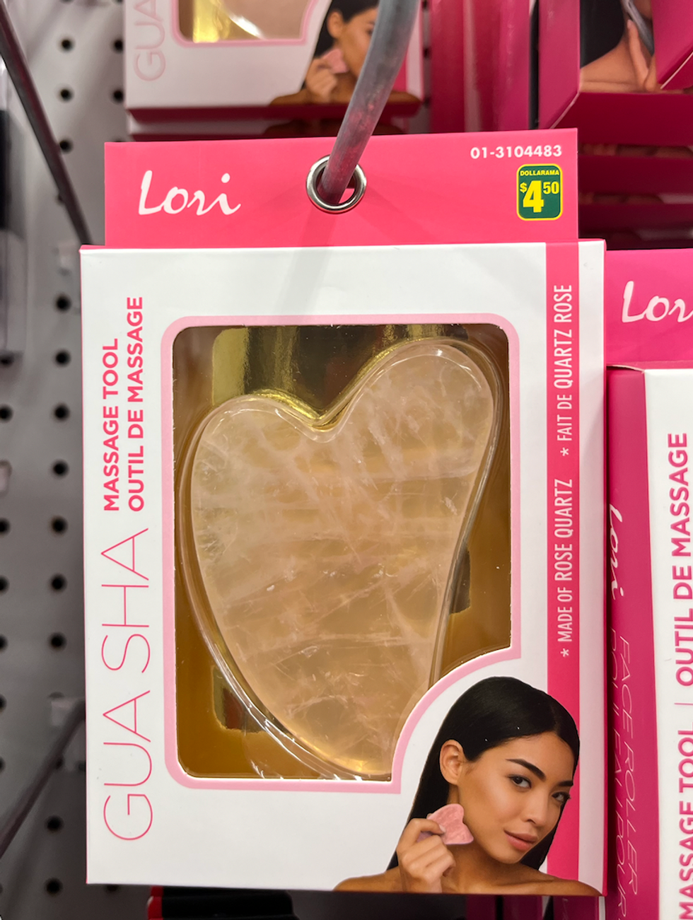 Gua Sha rose dans sa bo\u00eete blanche et rose.