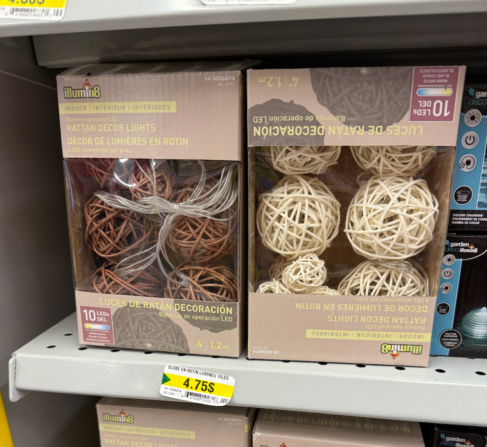 Guirlande en rotin dans son emballage au Dollarama.