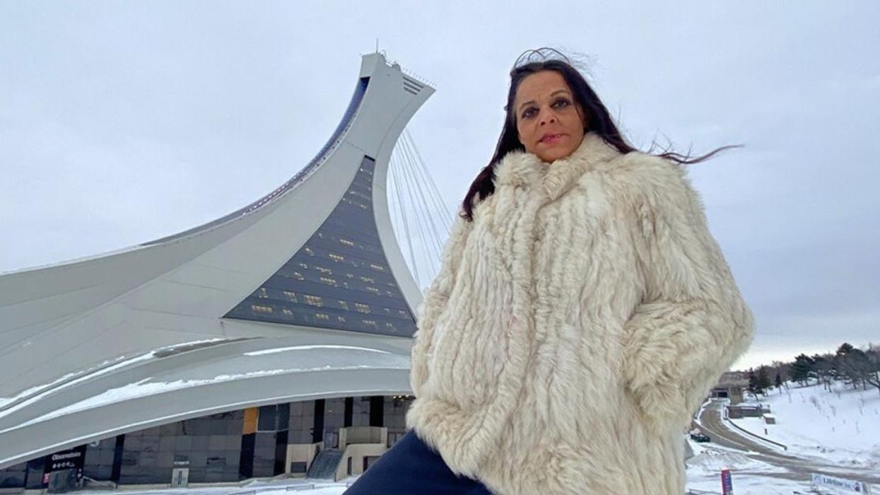 Guylaine Gagnon devant le stade olympique.