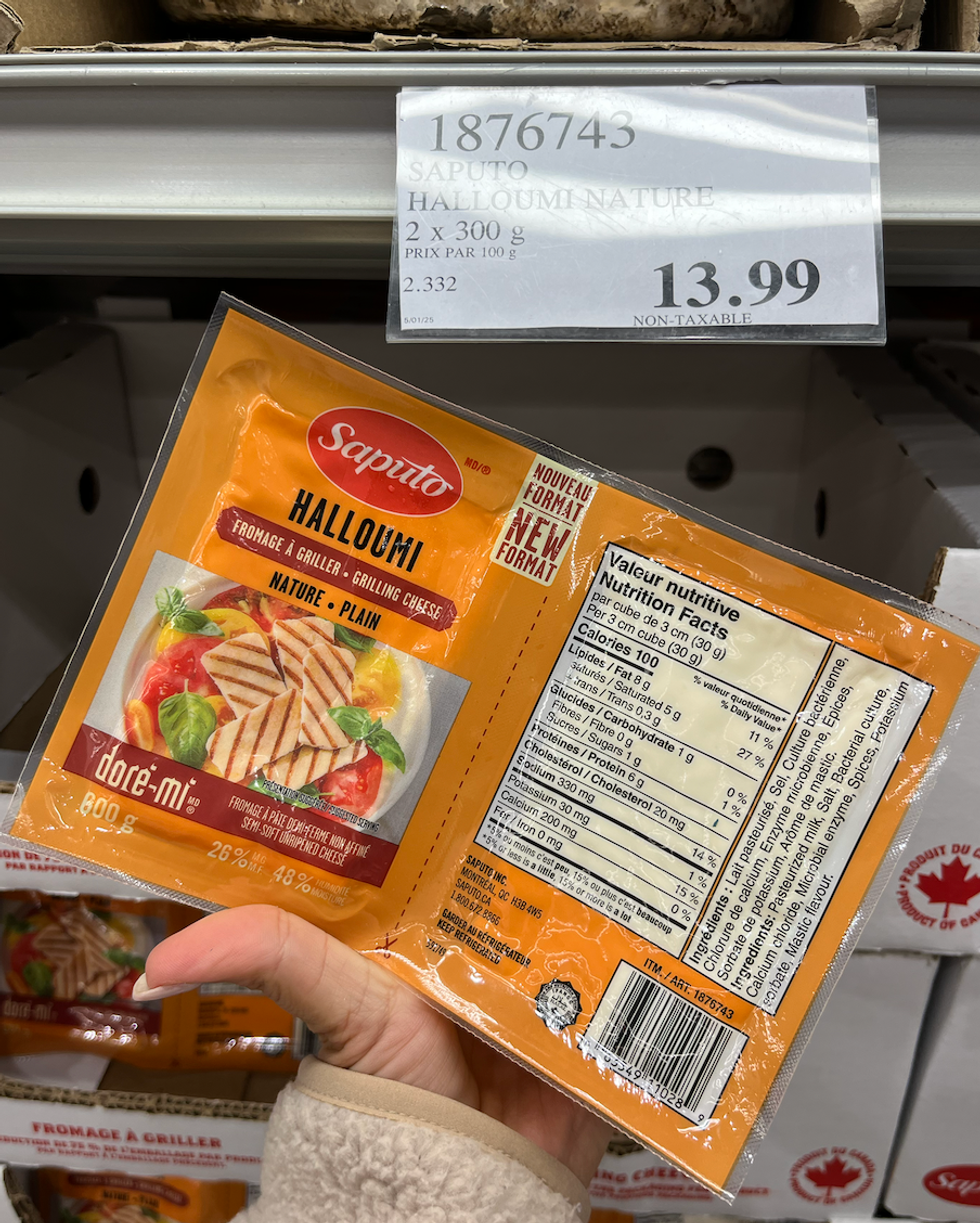 Halloumi dans une main au Costco.