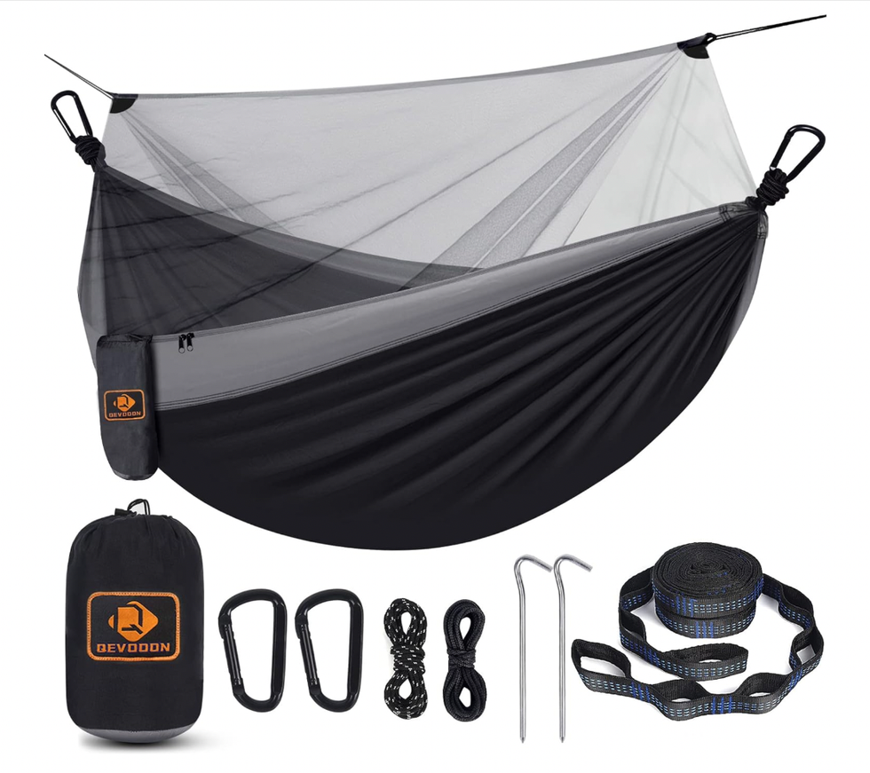Hamac de camping noir avec filet et ses accessoires.