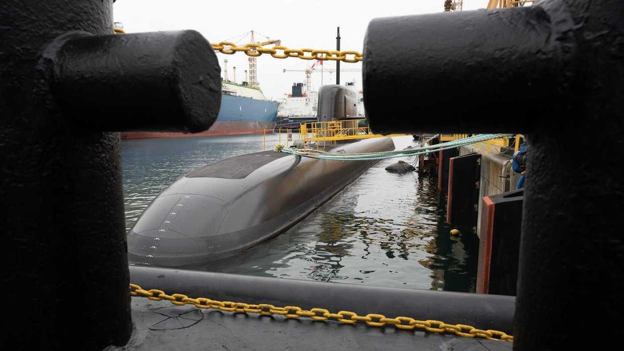 Hanwha sweetens submarine bid with auto venture