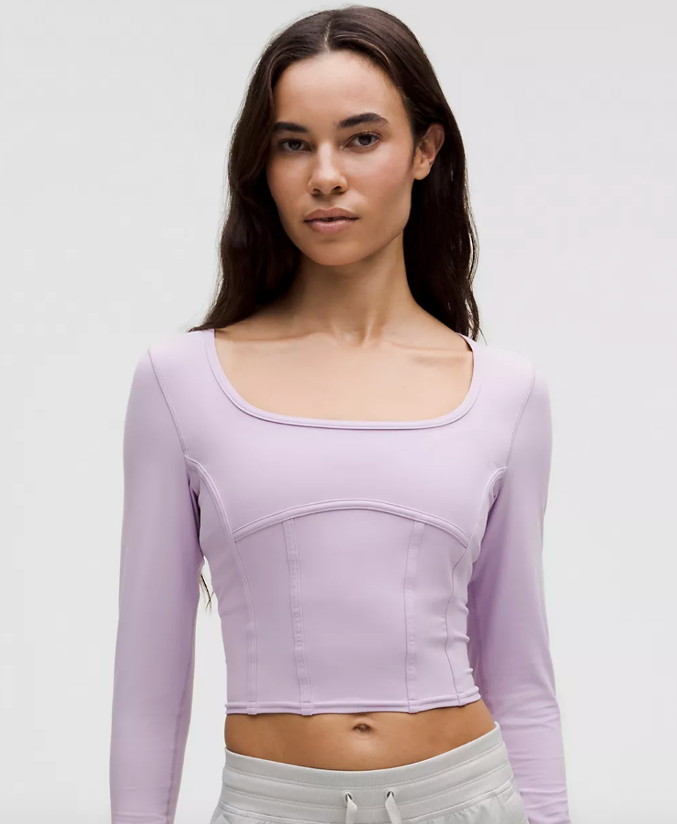 Haut manches longues avec coutures \u00e0 la taille en Nulu sur le site de Lululemon.