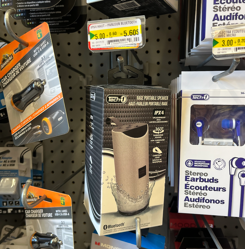 Haut-parleur portatif dans son emballage au Dollarama.