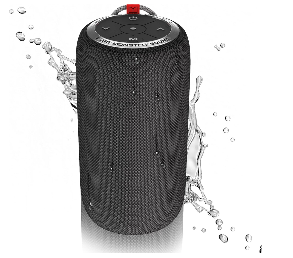 Haut-parleur sur fond blanc, couvert d'eau pour montrer la fonction \u00e9tanche.