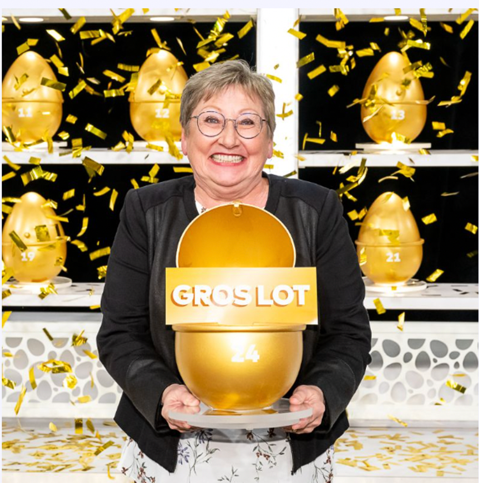 Helen Redhead Thompson tient un gros lot entre ses mains.