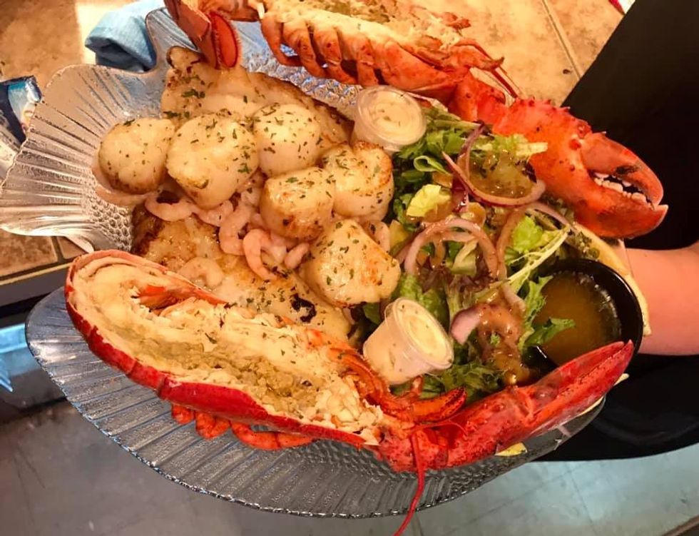 Homard servi dans une assiette.