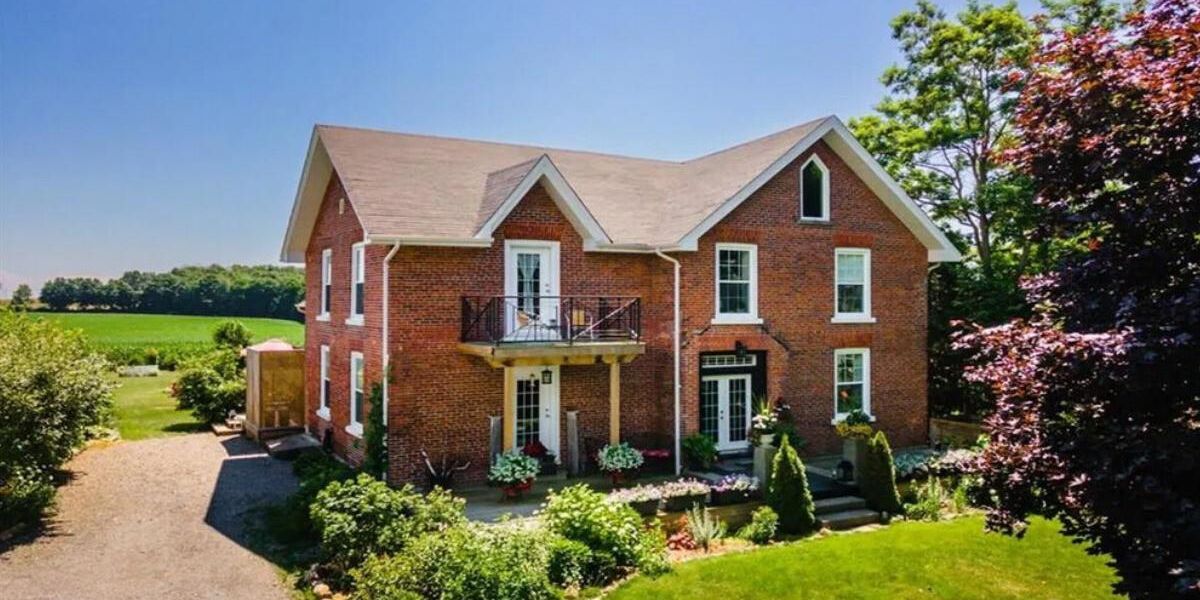 Mano Hom This Giant Manor Home In Ontario Has Multiple Decks With Country Views ...