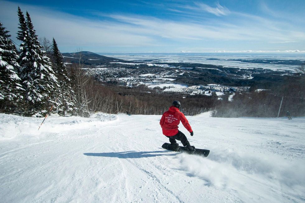 Homme faisant du snowboard.