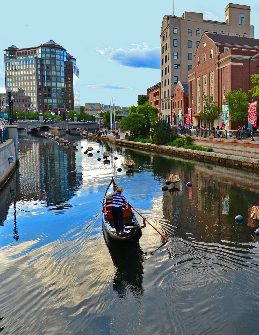 Homme se baladant en gondole sur les rivi\u00e8res Providence et Woonasquatucket.