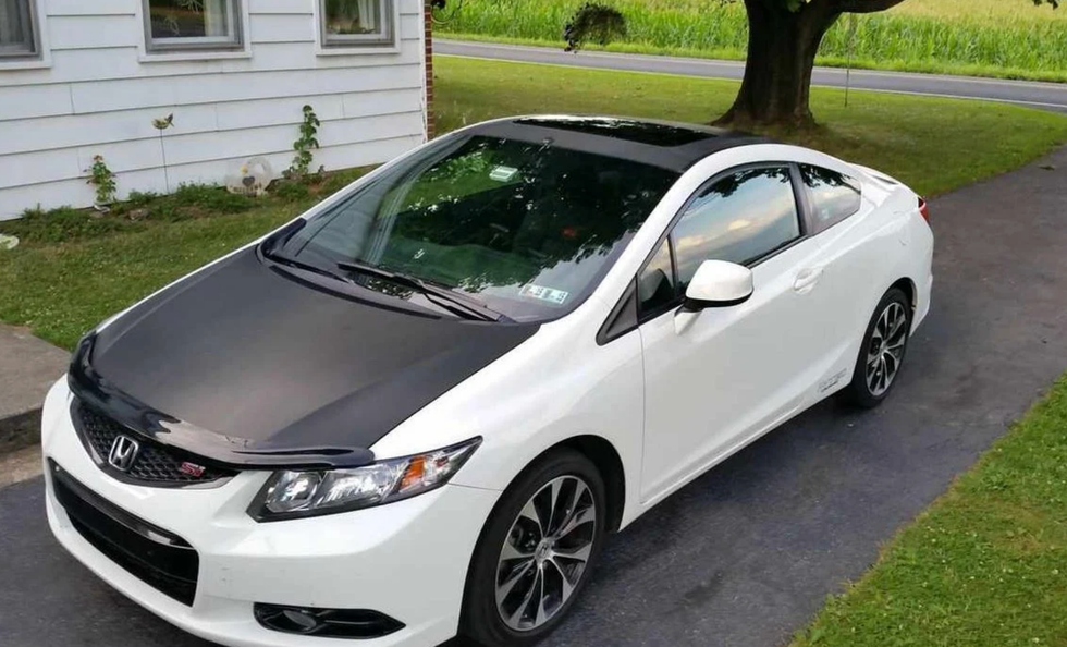 Honda Civic blanche de 2013 avec un capot noir.