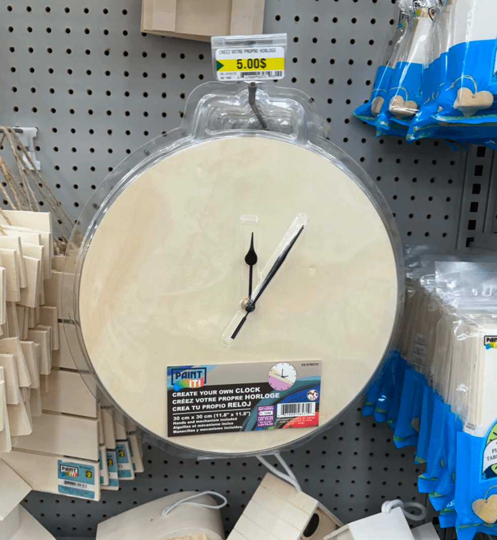 Horloge ronde \u00e0 personnaliser avec peinture ou dessin vendue au Dollarama.