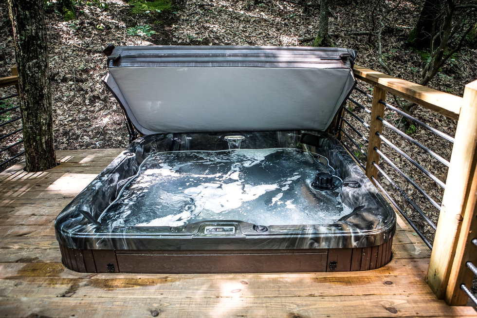 Hot tub at Inn The Ravine.