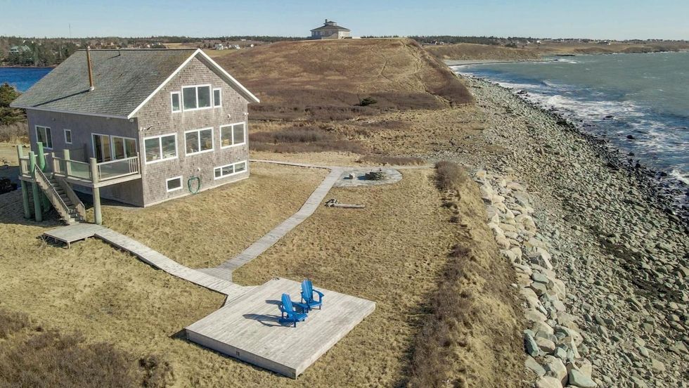 House for sale in Nova Scotia on the ocean.