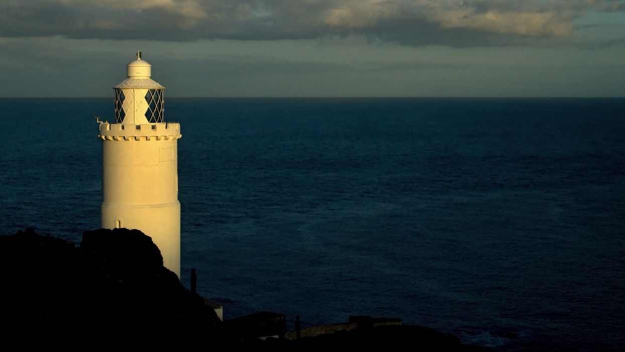 'Hovering Ship' Photo From The UK Will Seriously Confuse You