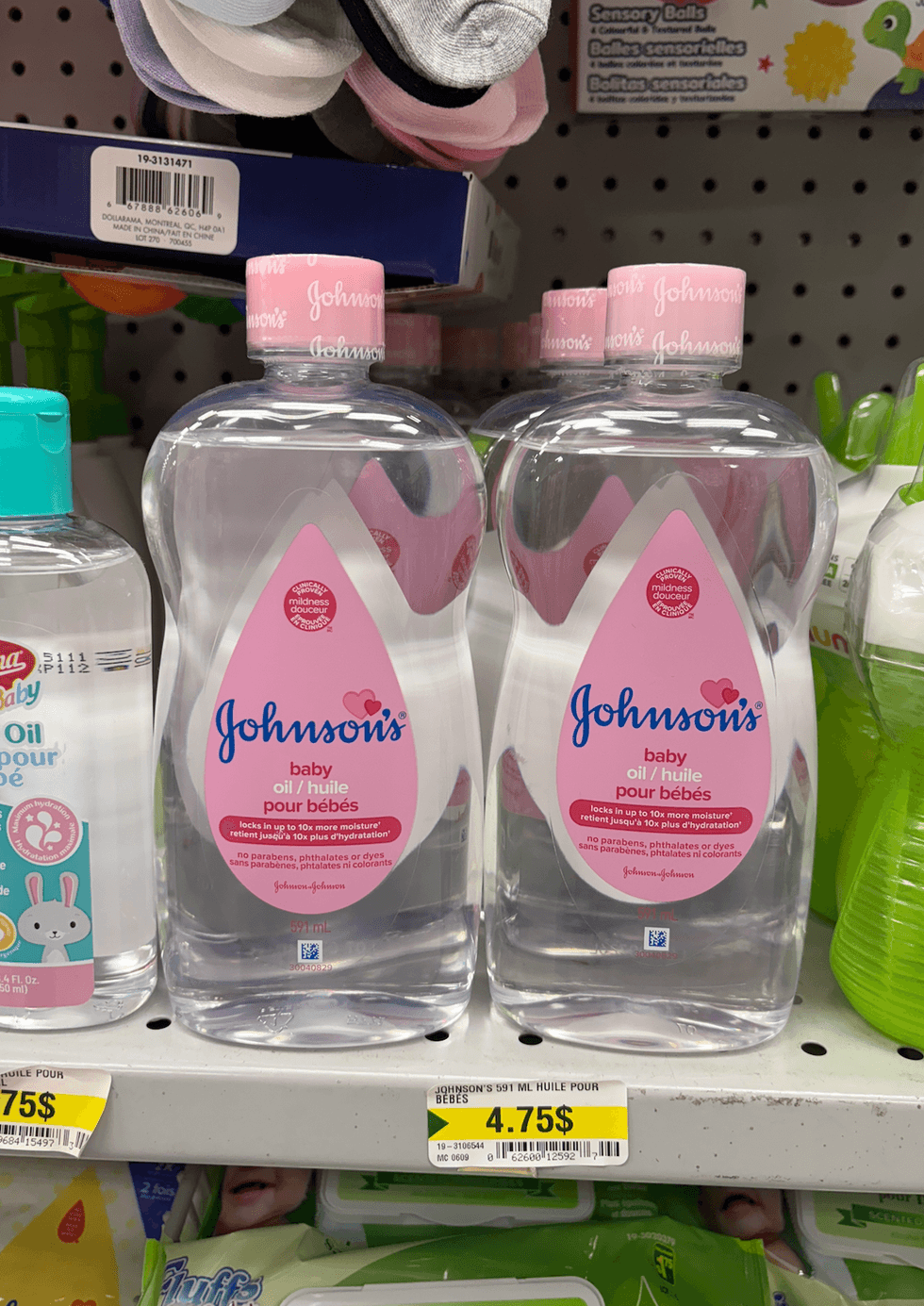 Huile pour b\u00e9b\u00e9s Johnson's sur les tablettes du Dollarama.
