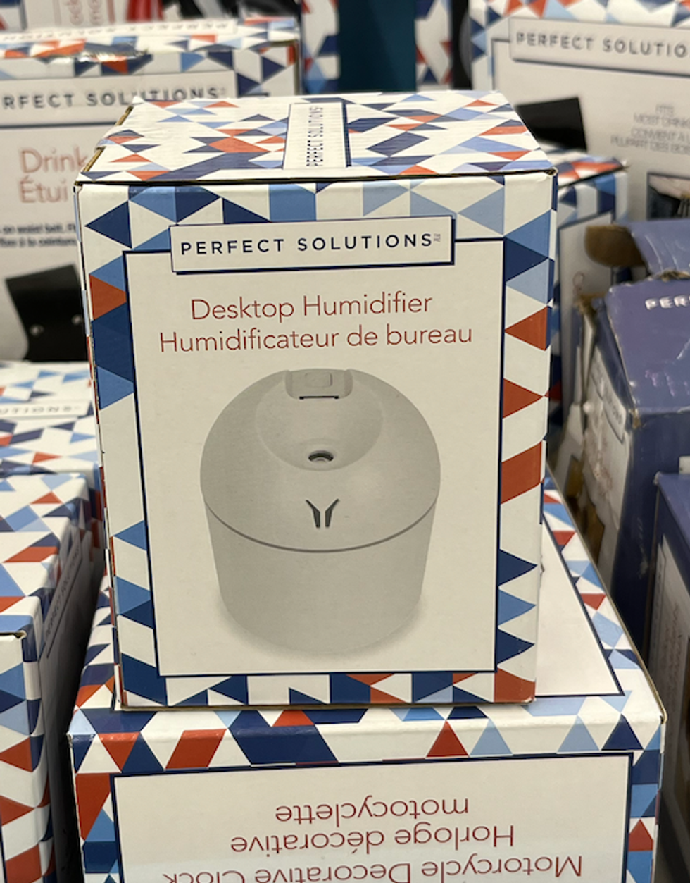 Humidificateur de bureau dans une bo\u00eete sur un pr\u00e9sentoir.