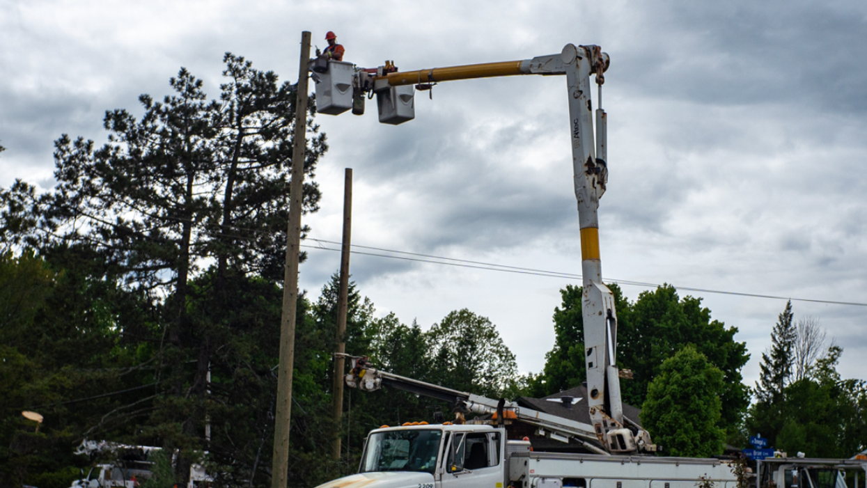 Hydro Ottawa crew working to restore power.