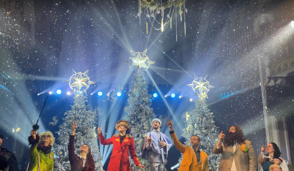 Il neige dans la salle de Bal.