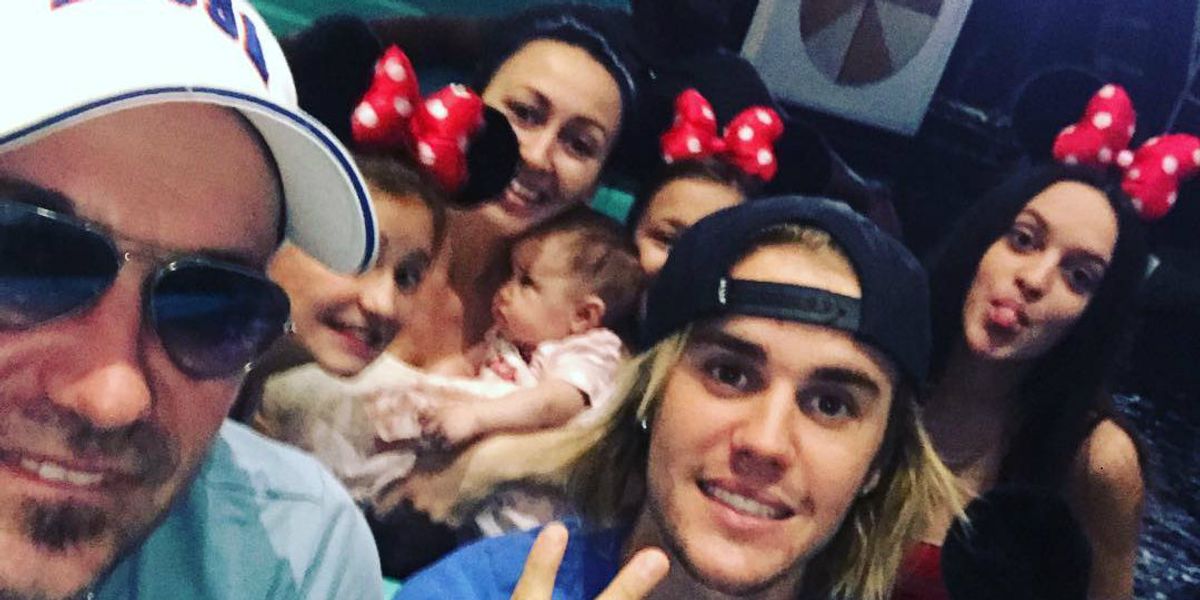 Justin Bieber And Hailey Baldwin Were Spotted All Over Disney World On Vacation With The Entire Bieber Family Photos Narcity Justin Bieber And Hailey Baldwin Were Spotted All Over Disney World On Vacation With The Entire Bieber Family Photos Narcity