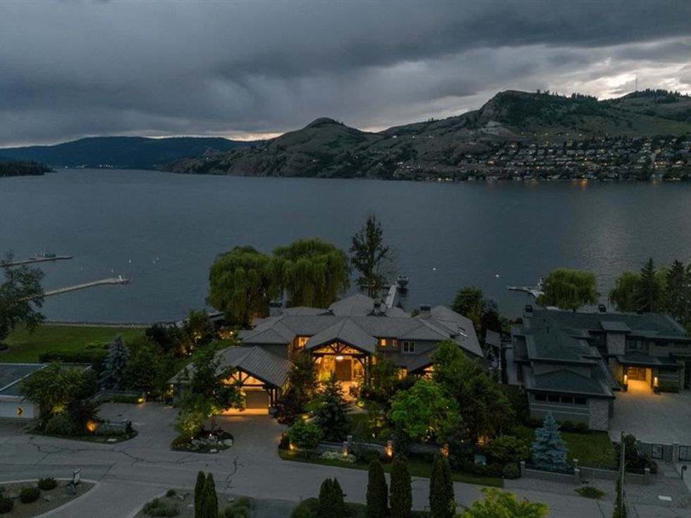 Waterfront Mansions In Canada That'll Make You Wish It Was Summer Narcity