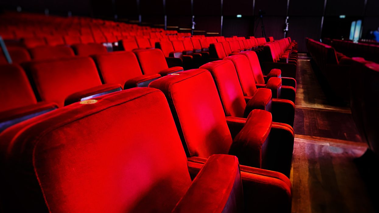 Tu ne pourras plus t'assoir à côté de ta « date » dans les cinémas du Québec