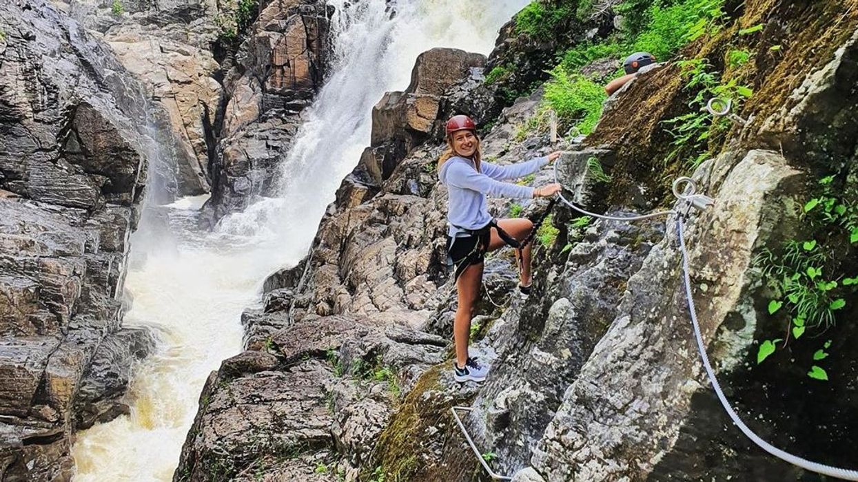 Tu peux faire une « randonnée-escalade » sur des câbles à travers ce canyon au Québec