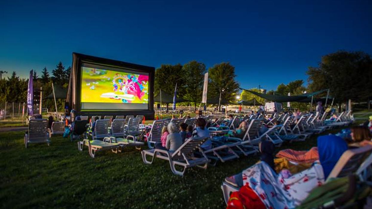 Tu peux aller faire des manèges et écouter un film en plein air cet été à 1h de Montréal