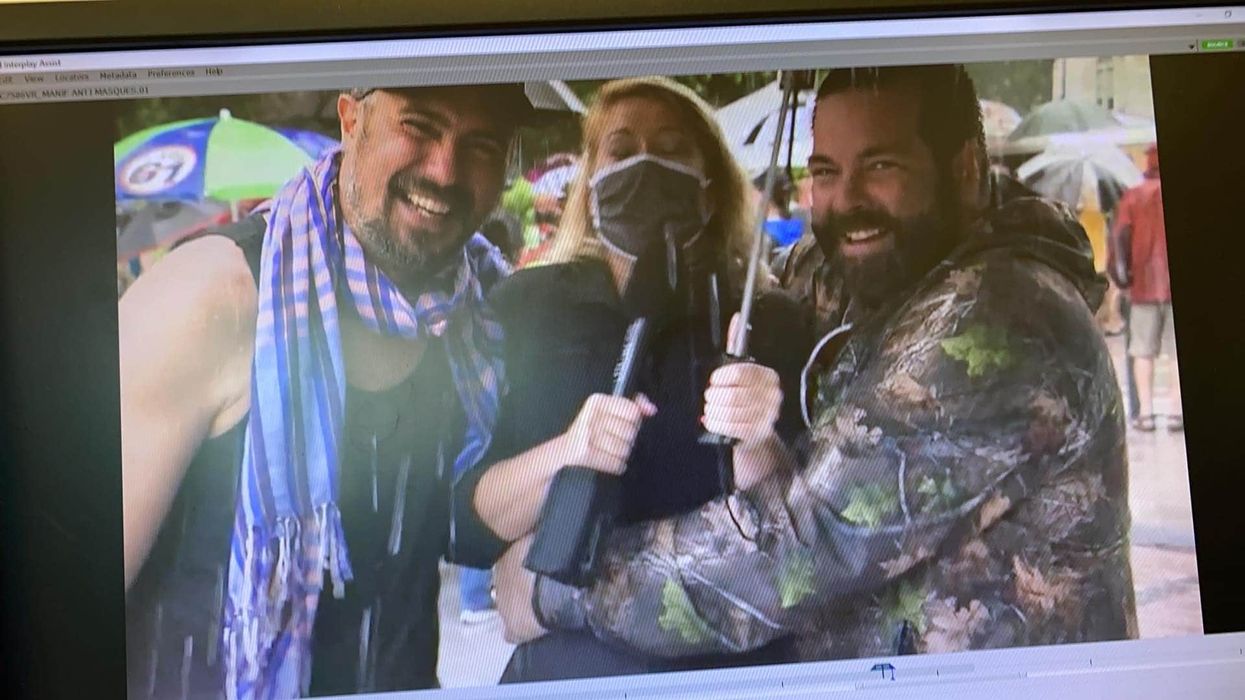 Une journaliste de TVA se fait enlacer sans consentement en direct et elle réagit (VIDÉO)